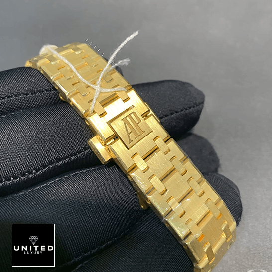 Audemars Piguet Diamond Bezel Replica 5 Audemars Piguet Yellow Gold Replica stainless steel bracelet on the hand